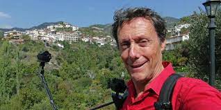 J'irai dormir chez vous est une série de documentaires de découverte française diffusée à partir de 2005 sur les chaînes voyage et canal+, puis sur france 5 à partir du 29 juin 2006 et animée par antoine de maximy. J Irai Dormir Chez Vous Cinq Choses Que Vous Ne Savez Peut Etre Pas Sur Antoine De Maximy