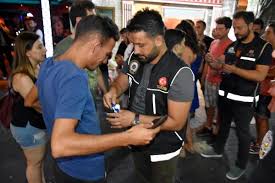 Halı silkelerken düşen kadın hayatını kaybetti. Marmaris In Unlu Barlar Sokagi Nda Polis Denetimi Son Dakika Guncel Haber