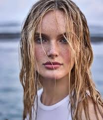 Julie Matos's Instagram, Twitter & Facebook