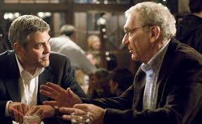 Az idős barátja és kollégája, arthur edens által vitt ügyben rosszul áll az ügyfél szénája és neki kell a dolgokat. Michael Clayton The Law Firm S Janitor Far Flungers Roger Ebert