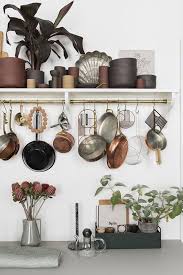 Une Barre A Ustensile Pour Decorer Ses Murs De Cuisine Avec Ses Equipements En 2020 Decoration Interieure Cuisine Deco D Interieur Artisanale Idees De Decor