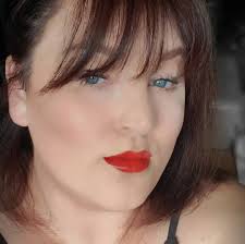 Traci Larsen's Instagram, Twitter & Facebook