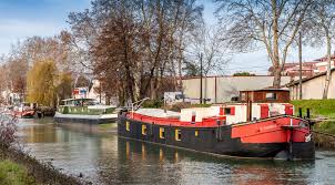 **superbe péniche de 190 m² habitable**, au fil de la seine exposée plein sud. Jetez L Ancre Pour Vivre Sur Une Peniche Seloger
