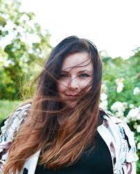 windy day balayage brunett lause haar styling