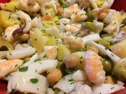 Servire l'insalata di mare a temperatura ambiente. Insalata Di Mare Seppie Gamberi Ceci E Olive Curarsi Con Gusto