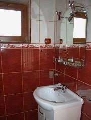 Vila este prevazuta cu parcare proprie pazita, teren de joaca pentru copii si teren pentru practicarea diferitelor sporturi. Vila Sarra Vank Arieseni Dn75 Lunca Turda