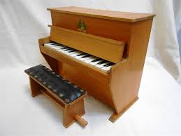 Piano en bois pour enfants. Jouet Piano En Bois Fonctionne Et Petit Banc Vente Mobiliers Objets D Art Vins Balsan Encheres