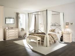 Per le camere da letto abbiamo una distinzione per stile, per tecnologia usata e per colore. Letto Anthony Con Baldacchino Loreti Arredamenti