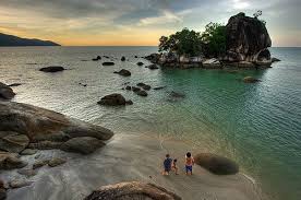 Pinang atau penang sendiri merupakan negara bagian malaysia, yang terdiri dari pulau pinang seluas 293 km², dan seberang perai yang terletak di pantai barat semenanjung malaysia seluas 760km². 5 Pantai Penuh Pesona Pulau Penang Malaysia Bikin Siap Liburan