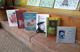 Neruda hace el papel de neruda y el de capitán del submarino. Recordando A Pablo Neruda A Traves De Sus Libros