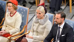 The lady in the centre is crown princess mary; Oppfordrer Kongefamilien Til A Droppe Pels Se Hva Slottet Svarer Melk Honning