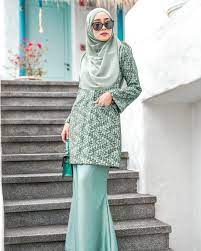 Peach baju putih dan celana putih, bisa anda padukan dengan hijab warna peach atau pink pastel. Baju Kurung Kedah Lace Gemima Pastel Emerald Muslimahclothing Com
