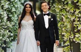 His current girlfriend or wife, his salary and. Pin On Celebrity Weddings