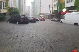 В обоих случаях вода проникла в кассовый. Kiev Zatopilo Moshnym Livnem Podtopleny Perehody