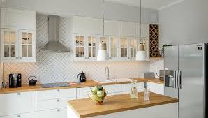 Biala Kuchnia W Stylu Skandynawskim Motyw Jodelki Na Scianie Galerie Foto Urzadzamy Pl Small Apartment Kitchen Kitchen Design Kitchen Decor