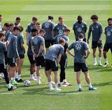 Bei der europameisterschaft 2020 will der dfb sein stammquartier auf dem campus des bei der em 2020 wollen bundestrainer joachim löw und sein team in herzogenaurach quartier beziehen. Em 2021 Deutschland Teenager Dringt In Dfb Quartier Ein Welt