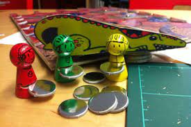 Un juego de mesa es aquel que como su nombre lo indica, se juega sobre un tablero o superficie plana; El Enorme Reto De Disenar Un Juego De Mesa Desde Cero