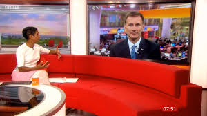 News presenter naga munchetty on the breakfast show. Bbc Breakfast Presenter Naga Munchetty Challenges Jeremy Hunt For Refusing To Say R Word To Condemn Donald Trump