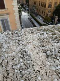 Il maltempo sembra non arrestarsi e anche oggi, mercoledì 9 giugno, un'ondata d. Maltempo A Roma Violenta Grandinata E I Social Si Scatenano La Citta Sembra Innevata
