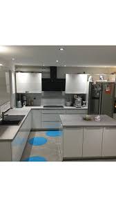 Kuche Weiss Hochglanz Betonoptik Griffleisten Edelstahl Insel Zimmer Kuche Weisse Kuche Kuche