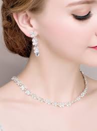 Le perle come i diamanti restano tutt'ora i gioielli preferiti dalle spose, proprio per la loro preziosa eleganza. ØªØ­Ø±Ùƒ Ø±ÙŠØ´Ø© Ø¨Ø·Ù„Ø© Collane E Orecchini Per Spose Ballermann 6 Org