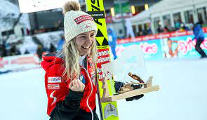 Chiara hölzl springt zu fünftem sieg. Skispringen Chiara Holzl Nach Sieg Neue Gesamtweltcup Fuhrende