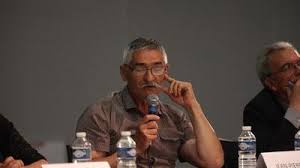 D'ailleurs, lorsque son adversaire meurt brutalement et qu'une nouvelle élection est programmée, ils suggèrent de choisir un candidat masculin. Jean Pierre Vitu Candidat Du Peuple