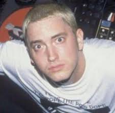 Quando Marshall si è decolorato i capelli sembrava Kurt Cobain se si fosse  davvero rasato la testa quando ha detto "sono così solo ma va bene, mi sono  rasato la testa" in Lithium. (Scorri per vedere entrambe le foto) : r/Eminem
