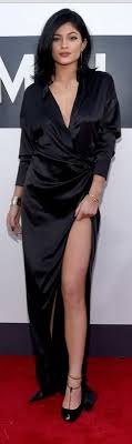 Who Made Kylie Jenner S Black Wrap Dress Gold Jewelry And Suede Chain Pumps Kylie Jenner Black Fashion Nice Dresses