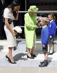 Princ philip a kráľovná alžbeta ii. KraÄ¾ovna A Krasna Meghan Spolu Na Cestach Harryho Zena Rozdava Usmevy Na Cervenom Koberci Koktail Pravda Sk