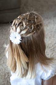 Cheveux courts, cheveux longs, coupe afro, frange, cheveux lisses ou cheveux frisés… 20 Coiffures Magnifiques Que Vous Pouvez Faire Pour Votre Petite Fille Jolie Coiffure Coiffure Mariage Enfant Coiffure Petite Fille Mariage