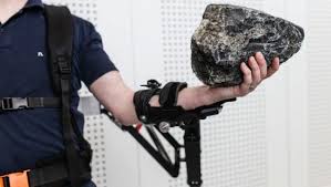 Technologieführer german bionic stellt neuen kraftanzug vor. Exoskelett Fur Industriearbeiter Motor Unterstutzt Arme Und Beine Ingenieur De