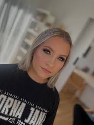 POV: it's your wedding day and you become a hot af supermodel🤷🏻‍♀️ . .  @euphoria_films 📸 @hairbyaleicapace 💆🏼‍♀️ #makeup #makeupartists  #bridalmakeup #weddingmakeup #bridemakeupartist #portstephensweddings