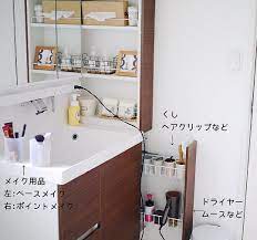 普通の洗面台なのですが 化粧用品などの置き場所を聞いて頂いたので 朝の身支度中の写真を 化粧品などは全て洗面台に収納しています とにかく収納スペースの奥行きや幅が狭いので 限られた収納グッズを使っています メイク用品は使わない時は鏡裏が収納に