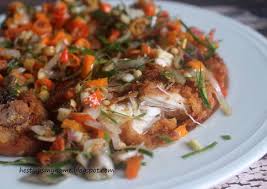 Setelah ayam matang dan bagian luarnya berwarna coklat keemasan, tiriskan minyaknya dan sisihkan. Resep Lezat Ayam Geprek Sambal Matah