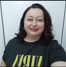 Ce poate fi mai bun într-o zi de vară decât o înghețată artizanală? Ana Maria  Stanchi a deschis în Ținutul Stejarilor o gelaterie și cofetărie locală,  iar acum ai un motiv în