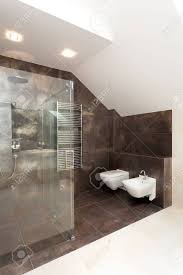 Mit dem braunen fugenmörtel erhalten sie ein flächiges, durchgängiges bodenbild. Glas Dusche Im Badezimmer Mit Braunen Fliesen An Wanden Lizenzfreie Fotos Bilder Und Stock Fotografie Image 24568103