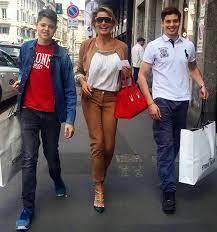 Sono quattro le persone fermate nella notte per l'aggressione a danno di niccolò bettarini, il figlio 19enne dell'ex calciatore stefano e di simona ventura. Simona Ventura Volevano Portarmi Via I Figli Caffeina Magazine