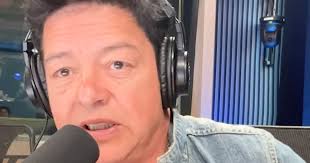 Une animatrice coupe Éric Lapointe sans arrêt dans son entrevue et ça fait  réagir