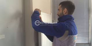 Peteğin bağlantısı sol sağ alttan yapılmış fakat sağ alttaki vana sıcak sol alttaki vana soğuk anladığım kadarıyla giriş dönüş ters bağlanmış ve görünen o ki en son petek. Peteklerin Alti Neden Isinmaz Kalorifer Petegi Isinmiyor Pro Tesisat