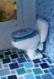 Größe von wachskerzen für das puppenhaus wer es genau wissen will nimmt sich eine beliebige kerze und misst diese aus. Puppenhaus Badezimmer Toilette Klo Wc Aus Fimo Bemalt Mit Nagellack Deckel Mit Acrylfarbe Rohre Aus Uberraschungsei Puppenhaus Badezimmer Klo
