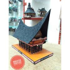 Ternyata rumah adat batak juga mempunyai makna yang luas, bukan hanya keindahan serta keunikannya saja. Miniatur Rumah Adat Batak Toba Shopee Indonesia