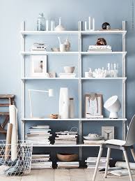 Ikea Deutschland Ein Algot Regal Als Bucherregal An Einer Hellblauen Wand Mit Einem Kvistbro Aufbewahrungstisch Ht Schlafzimmer Regale Ikea Algot Haus Deko
