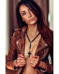 Before you date a french girl, here are some tips and moreover, aside from making perfect meals and treats, your french girlfriend is a great host who will. 20 Hottest French Women Photos Bios Of Beautiful Girls