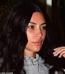 Und wer hätte das gedacht? Kim Kardashian Is Unrecognizable Makeup Free In Baggy Sweats For Dinner With Kanye West Daily Mail Online