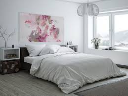 Chic, intemporel et moderne, il apporte une ambiance cocooning, celle que l'on apprécie dans cette les murs roses apportent beaucoup de douceur tandis que le gris s'affiche sur le canapé et toute la déco de ce salon gris et rose est basée sur l'ajout de teintes différentes par petites touches discrètes. Exemple De Toiles Grises Et Roses Dans La Chambre Le Salon Et La Cuisine