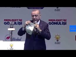 Akp'li cumhurbaşkanı recep tayyip erdoğan, rize ve artvin'de meydana gelen sele ilişkin incelemelerde bulunmak için bölgeye gitti. Erdogan Secim Kampanyasinda Vatandaslara Cay Ve Keten Poset Dagitilacak Youtube