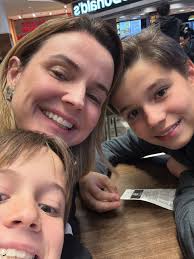 Existem dias de rotinas … acordar cedo, trabalho e escola, Kumon, inglês,  futebol e etc Mas existem noites q saímos delas!! Ontem foi essa noite …  esperamos a neném dormir e saímos