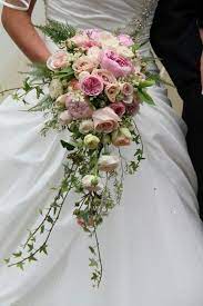 Sep 21, 2020 · a stunning arrangement of classic white hydrangea with eucalyptus and ivy creates a chic cascading bouquet (we're big fans) for this wedding on harbour island. Pin By Ruth Jenkins On Wedding Flowers Cascading Bridal Bouquets Cascading Wedding Bouquets Wedding Bouquets