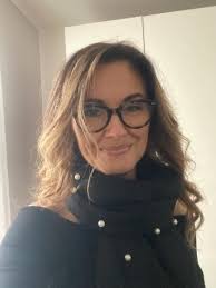 ti insegnano che la libertà è quella di poter avere tutto ciò che desideri,  di poter prenderti qualsiasi cosa dagli scaffali della vita senza guardare  il prezzo ti insegnano che la libertà